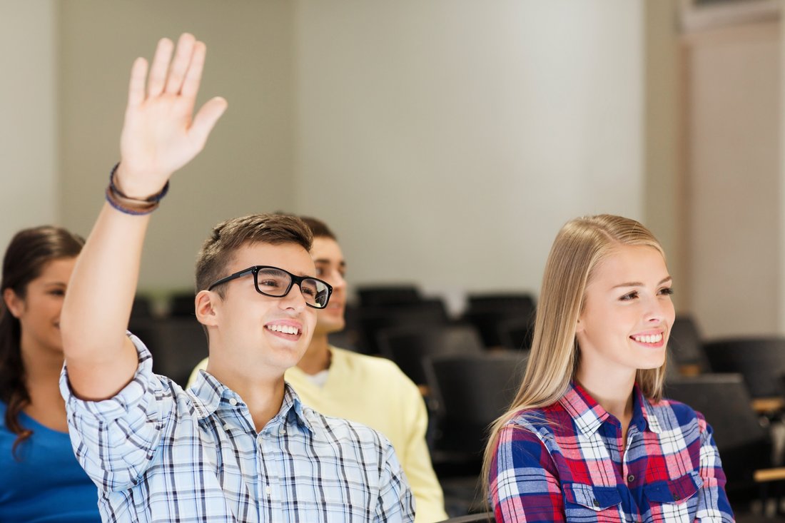 Studentka i student na zajęciach językowych