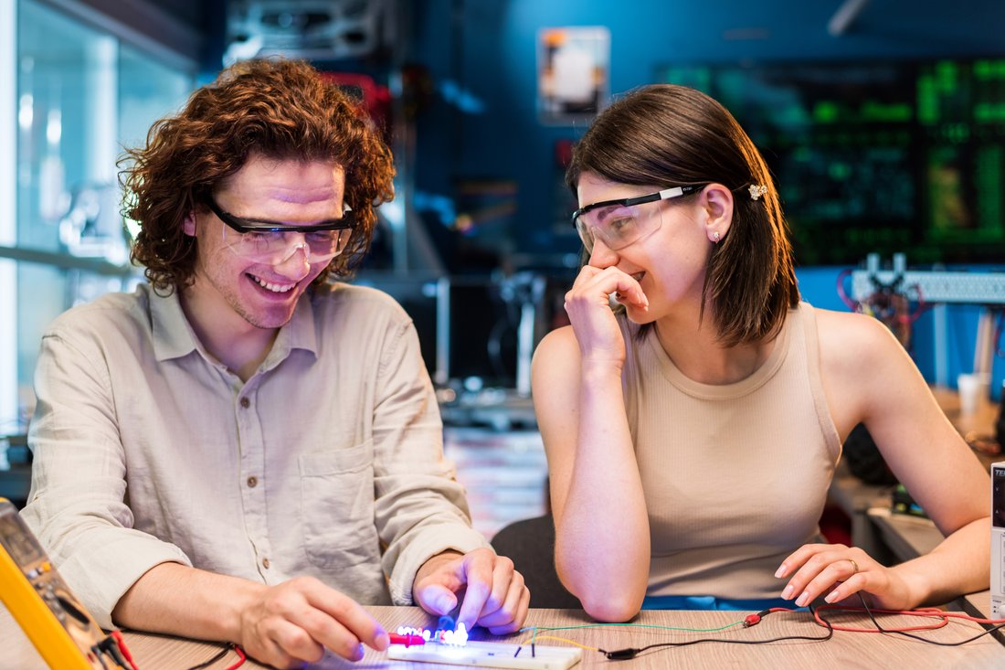 Studenci pracują razem nad projektem w laboratorium