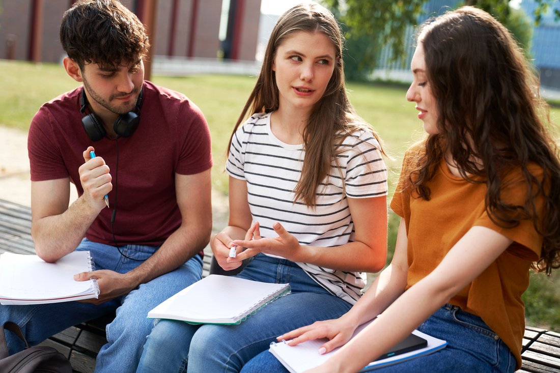 Studenci rozmawiają na kampusie uczelni
